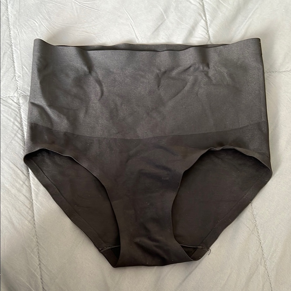 Black High-Waisted Seamless Briefs